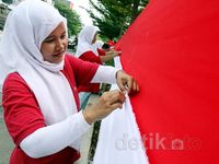 Rayakan 17-an Warga Pekojan Lomba Jahit Bendera Merah Putih