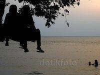 Menikmati Matahari Terbenam di Pantai Guci Batu Kapal