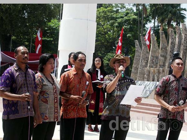 Jemaat GKI Yasmin Dan HKBP Filadelfia Gelar Ibadah Minggu di Tugu Proklamasi Jemaat GKI Yasmin Dan HKBP Filadelfia Gelar Ibadah Minggu di Tugu Proklamasi