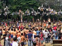 Lomba Panjat Bambu Petung