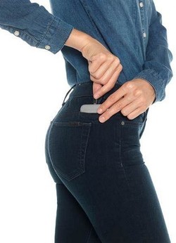 Jeans Ini Dilengkapi Kantung untuk Simpan Charger Ponsel Saat Bepergian