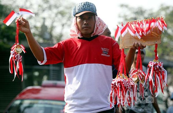 Mengais Rezeki Jelang HUT RI ke-70