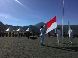 Ratusan Bikers Upacara 17 Agustus di Bromo