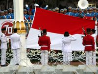 Upacara Penurunan Bendera Merah Putih di Istana