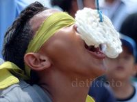 Serunya Lomba Makan Kerupuk di Bekasi