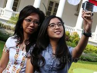 Tamu Upacara HUT RI Selfie di Depan Istana
