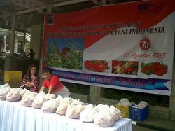 Yuk Bantu Petani, Beli Tomat Segar di Parkiran Kemendag