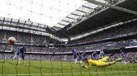 Gawang Chelsea kembali kebobolan di menit ke-33. Gawang yang dikawal Begovic dibobol oleh Vincent Kompany. Andrew Yates/Reuters/detikFoto.