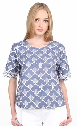 Editors Choice: Tampil Stylish dengan 5 Busana Bernuansa Tradisional