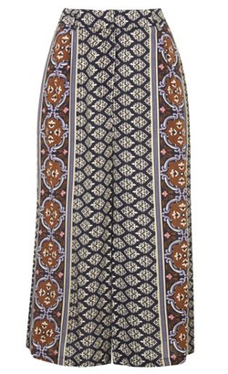 Editors Choice: 5 Celana Kulot Bermotif dari Mango Hingga H&M