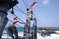 Pemasangan Bendera Merah Putih di Gondola