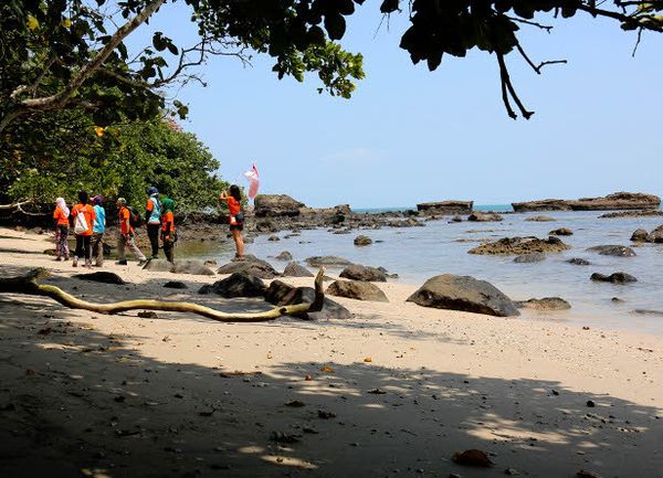 Pantai Guci Batu Kapal, Pelabuhan yang Dikutuk Jadi Batu