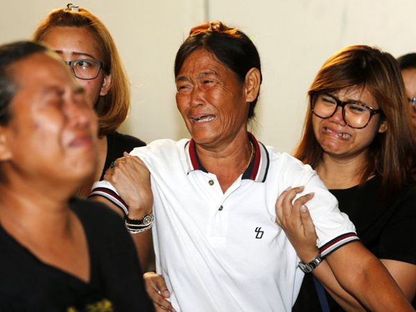 Isak tangis Keluarga Korban Bom di Bangkok