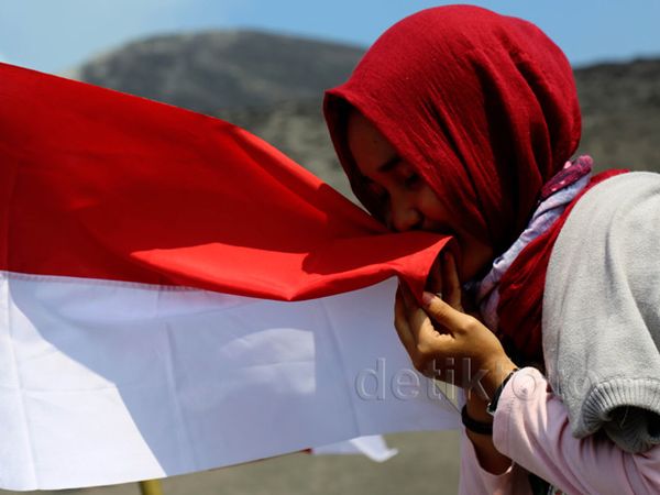 Mengibarkan Merah Putih di Anak Krakatau Mengibarkan Merah Putih di Anak Krakatau