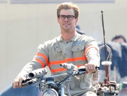 Bergaya Nerd, Penampakan Perdana Chris Hemsworth di Reboot Ghostbusters