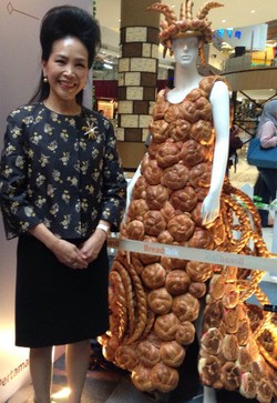 Pertama di Indonesia, Gaun Terbuat dari Roti Karya Tina Andrean