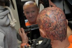 Demi Beramal, Pria Ini Rela Membuat 60 Tato Baked Beans di Kepalanya