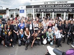 Ketuk Kepedulian Industri Motor, Ratusan Bikers Wanita Pecahkan Rekor Kopi Darat