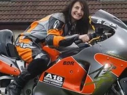 Sempat Terjatuh, Pebalap Wanita Tercepat Ini Tetap Juarai Wheelie