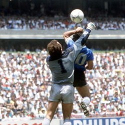 Maradona Bertemu Wasit yang Memberinya Gol Tangan Tuhan