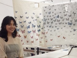 Seniman Intan Prisanti Bikin Instalasi Kupu-kupu dari Kulit Kayu