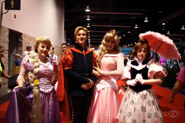 Aksi Baymax dan Wall-e di Parade Cosplay Disney