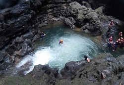 Byur! Asyiknya Main Body Rafting di Green Canyon