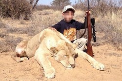 Heboh Foto Turis Cilik Pose Bawa Senapan & Singa Buruan di Afrika