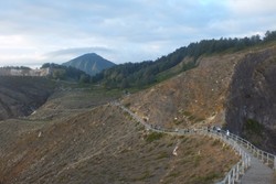 Meniti Ratusan Anak Tangga Demi Lihat Dahsyatnya Danau Kelimutu