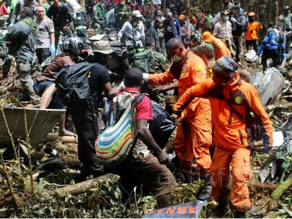 Evakuasi Korban Trigana Air di Papua