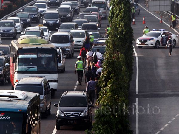 Pintu Tol Tutup, Penumpang Turun di Tol