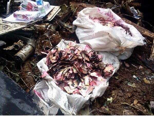 Ini Penampakan Uang Rp 6,5 M yang Terbakar di Trigana Air Ini Penampakan Uang Rp 6,5 M yang Terbakar di Trigana Air