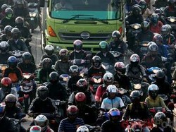 Tips Berkendara Aman Bagi Pemobil dan Pemotor