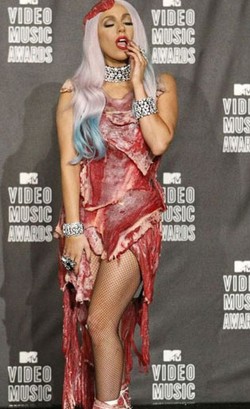 Foto: Parade Gaun Selebriti Dunia Terbuat dari Daging dan Kartu Kredit