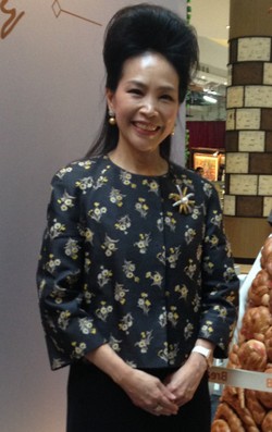 Tina Andrean Siasati Dollar Naik dengan Rilis Koleksi Batik