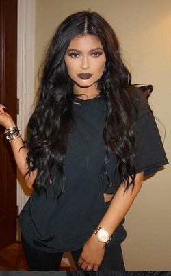Kylie Jenner Akan Rilis Koleksi Lipstik Sendiri Tahun Ini