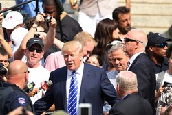 Donald Trump Serang Mark Zuckerberg