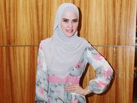 Cantik dengan Hijab Sederhana ala Angel Lelga