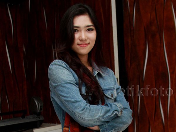 Isyana Sarasvati Tetap Cantik Tampil Kasual, Setuju?