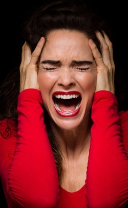 Wanita Histeris di Jalanan Gara-gara Dicampakkan Kekasih Lewat SMS