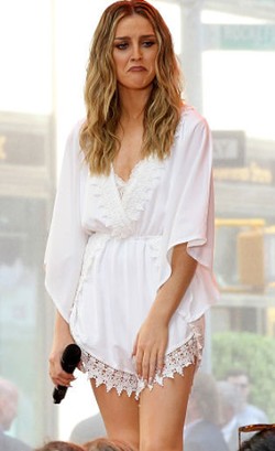 Nyanyi Lagu Galau, Perrie Edwards Nangis di Panggung Kenang Zayn Malik