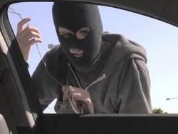 Walah, Pencuri Ini Terjebak dalam Mobil dan Telepon Polisi Minta Tolong