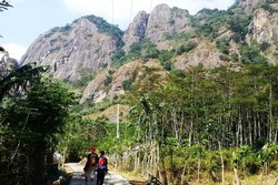 Trekking Asyik ke Gunung Parang di Purwakarta
