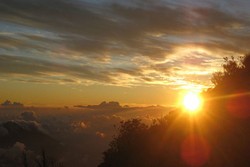 Naik Gunung Klabat di Sulawesi Utara, Sunrisenya Dahsyat!
