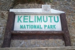 Eksis di Kelimutu? Foto di Depan Papan Ini