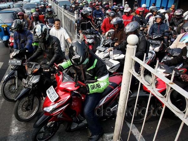 Jalan Jatinegara Barat Ditutup, Pengendara Terpaksa Putar Arah