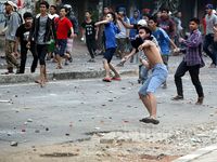 Warga Kampung Pulo dan Satpol PP Perang Batu