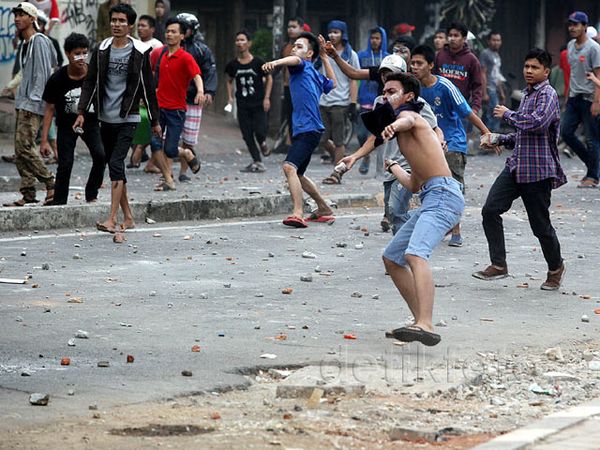 Warga Kampung Pulo dan Satpol PP Perang Batu