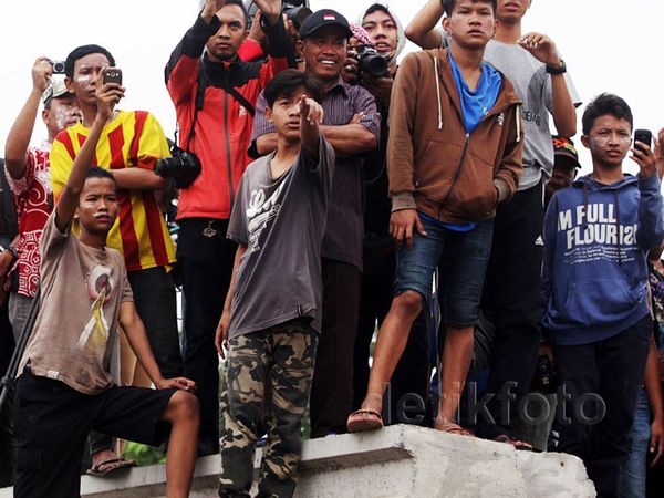 Warga Nonton Penggusuran di Kampung Pulo