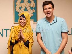 Keluarga Stuart Collin Kompak Bungkam Soal Gugatan Cerai Risty Tagor